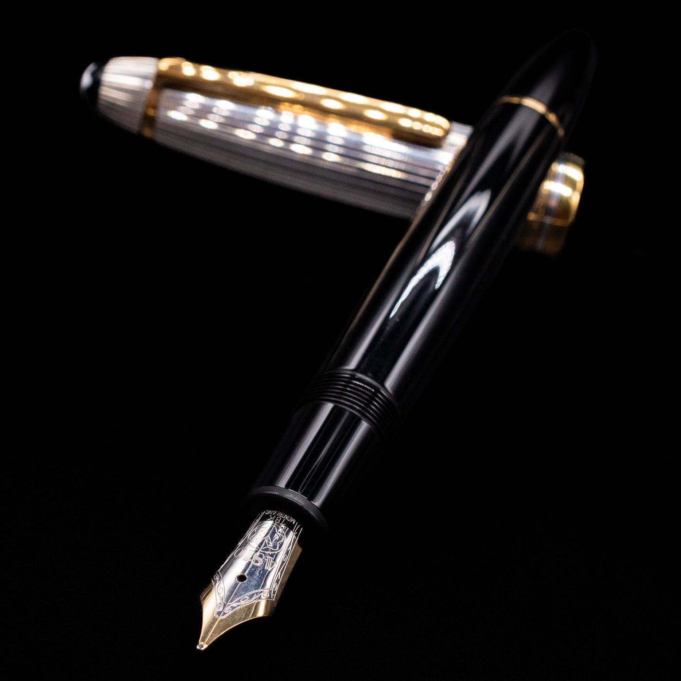 Montblanc Meisterstuck 147DS Solitaire Doue Traveler Fountain Pen - Preowned laying across its own cap, crossed, with a focus on the nib.