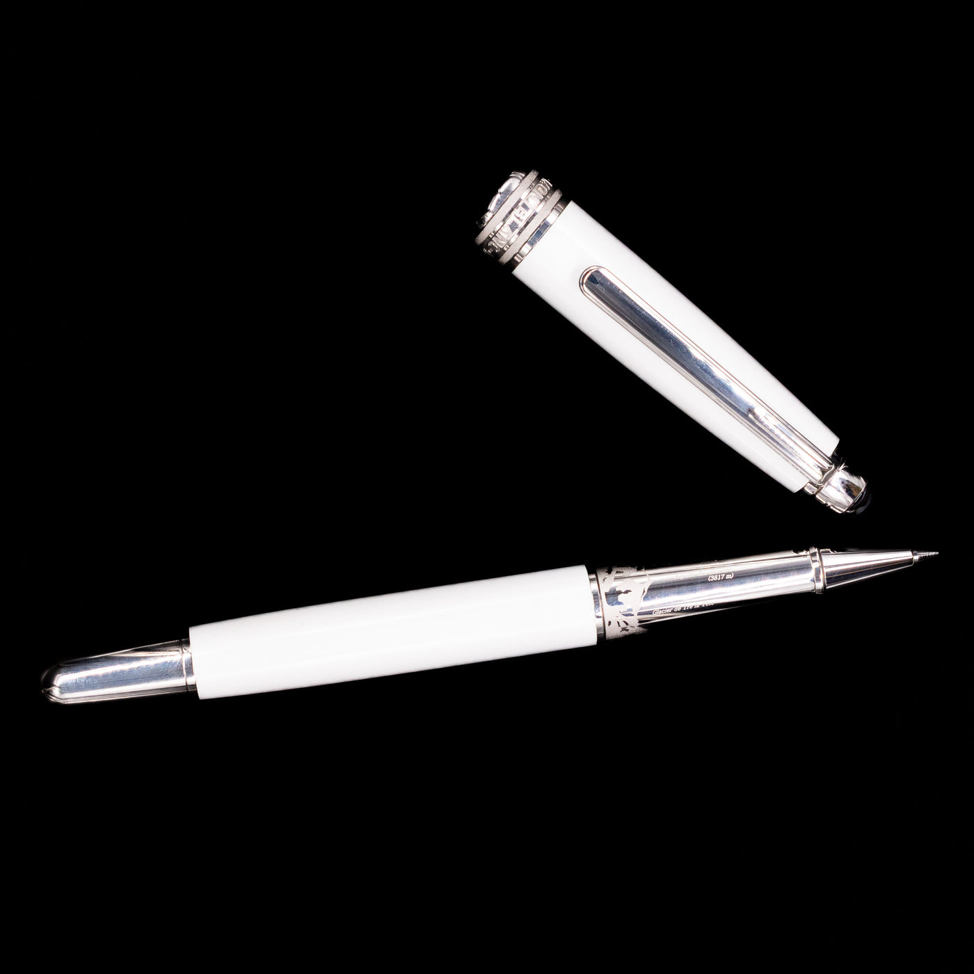 Overhead view of the preowned Montblanc Meisterstück 163 Solitaire Tribute to Mont Blanc rollerball pen, showcasing the streamlined silhouette, white lacquer barrel, and platinum clip.