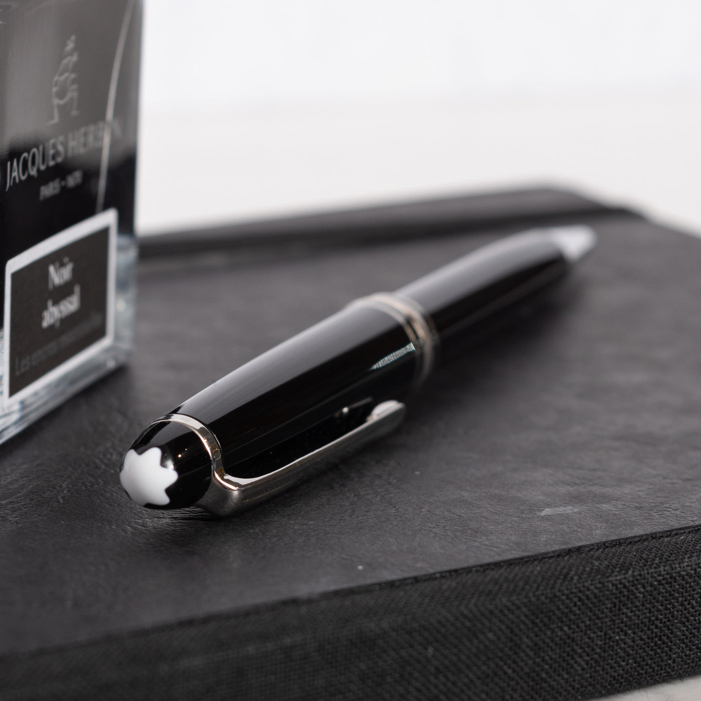 Montblanc Meisterstuck 164P Black & Platinum Classique Ballpoint Pen cap top