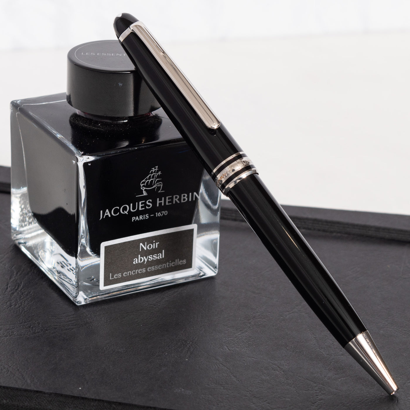 Montblanc Meisterstuck 164P Black & Platinum Classique Ballpoint Pen