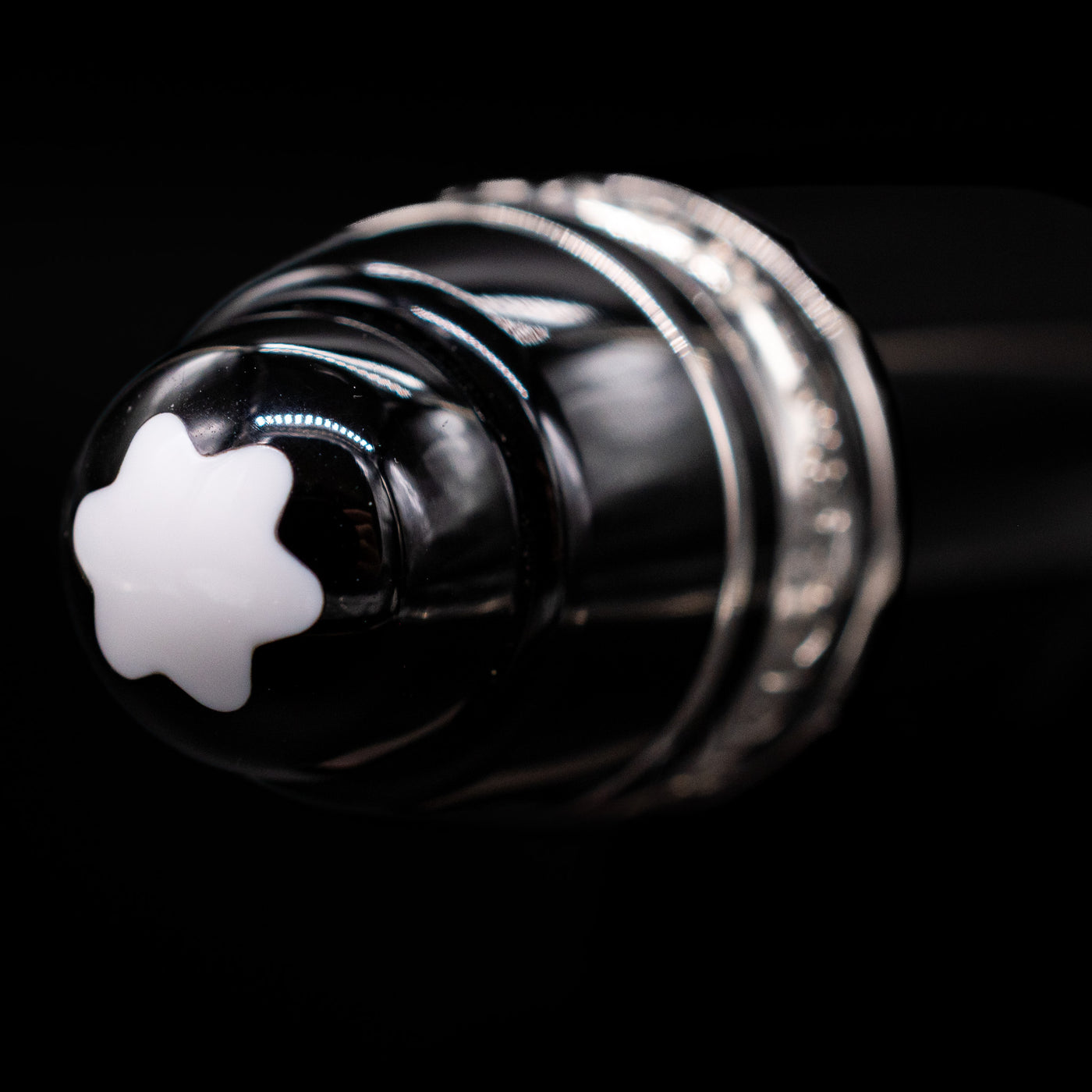 A close-up view of the Montblanc snow cap on top of the cap on the Montblanc Meisterstuck Leonardo Black & Platinum Sketch Pencil - Preowned