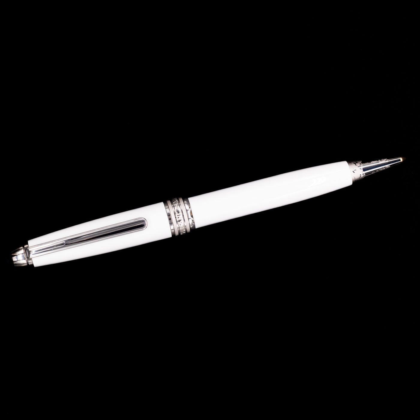 Overhead view of the preowned Montblanc Meisterstück Solitaire Tribute to Mont Blanc ballpoint pen, highlighting the streamlined design, white lacquer barrel, and platinum-plated clip.