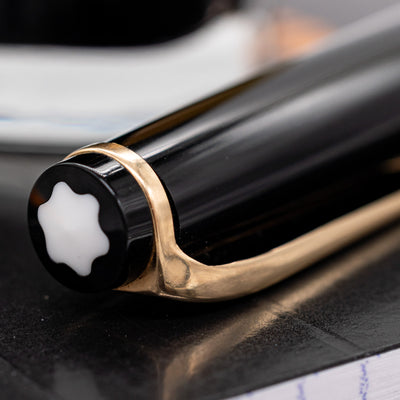 Montblanc No. 24 fountain pen cap top close-up with iconic white star emblem and gold clip – classic Montblanc design element.