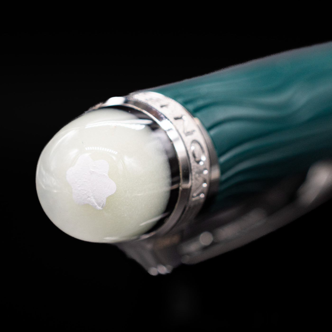 Zoomed-in view of the top of the cap with the iconic snowcap on the Montblanc Starwalker Doue Ballpoint Pen - Polar Green.
