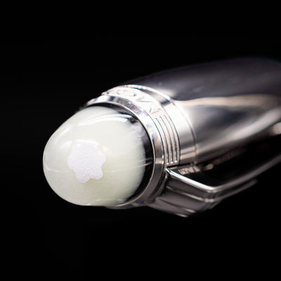 Zoomed-in view of the top of the cap with the iconic snowcap on the Montblanc Starwalker Doue Fountain Pen - Polar Green.