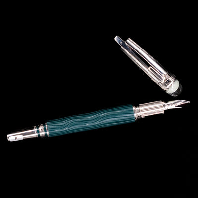 An overhead view of the Montblanc Starwalker Doue Fountain Pen - Polar Green uncapped. 