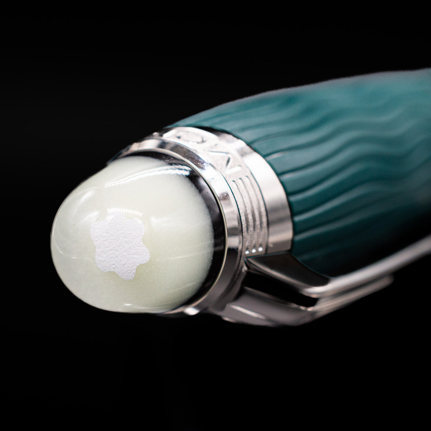  Zoomed-in view of the top of the cap with the iconic snow cap on the Montblanc Starwalker Resin Rollerball Fineliner Pen - Polar Green.