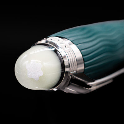  Zoomed-in view of the top of the cap with the iconic snow cap on the Montblanc Starwalker Resin Rollerball Fineliner Pen - Polar Green.