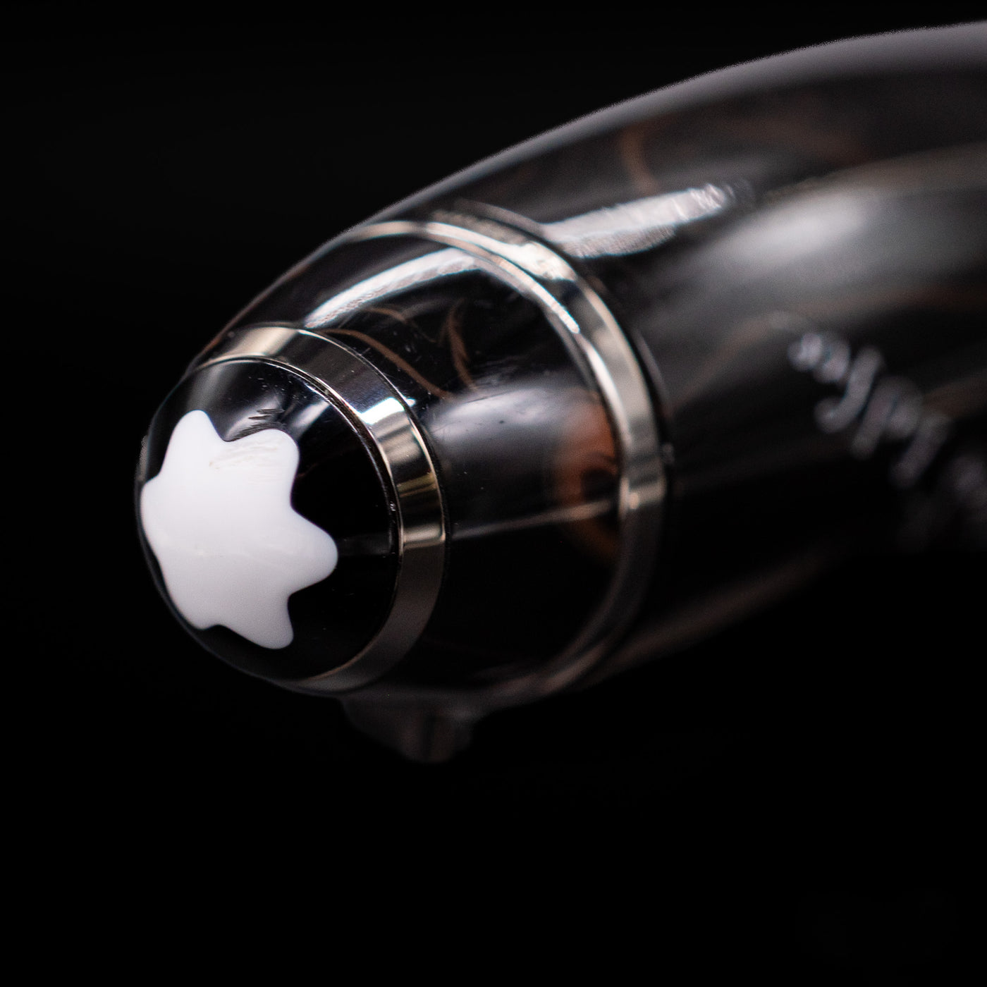 Zoomed-in view of the top of the cap with the finial on the Montblanc Writer's Edition Daniel Defoe Ballpoint Pen - Preowned.