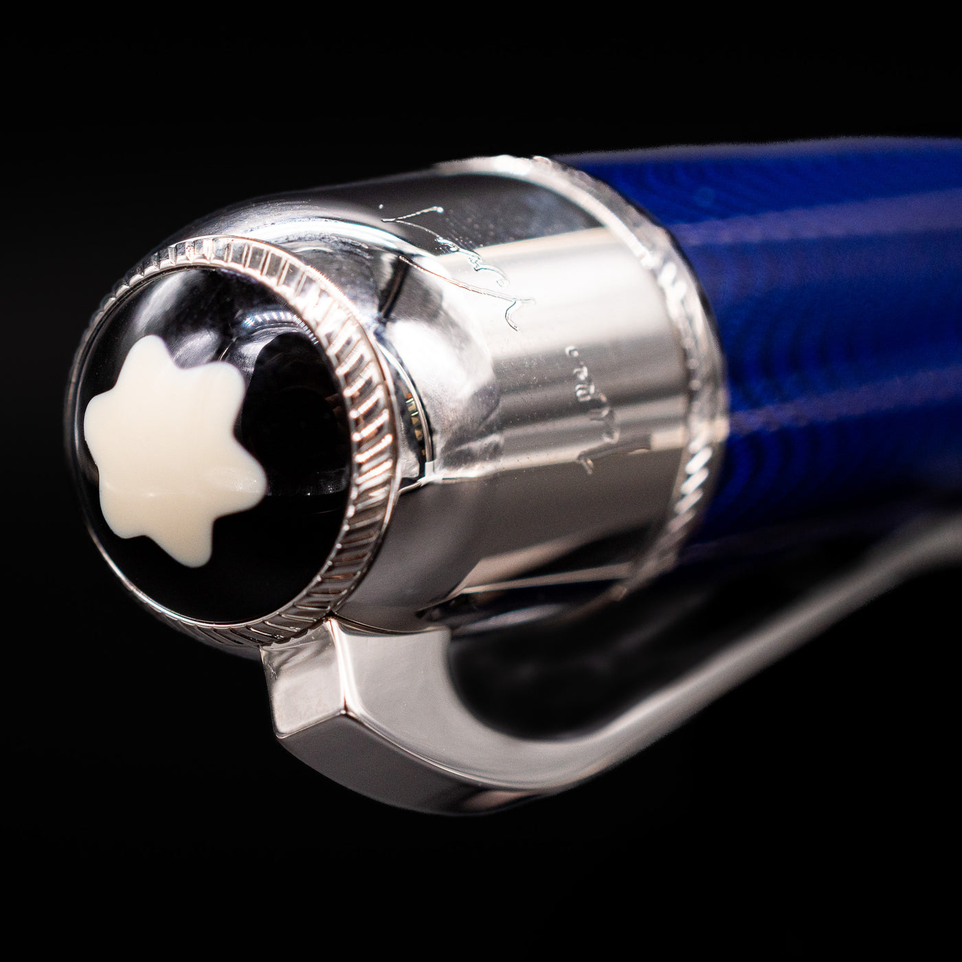  Zoomed-in view of the top of the cap with the finial on the Montblanc Writer's Edition Jules Verne Fountain Pen - Preowned.
