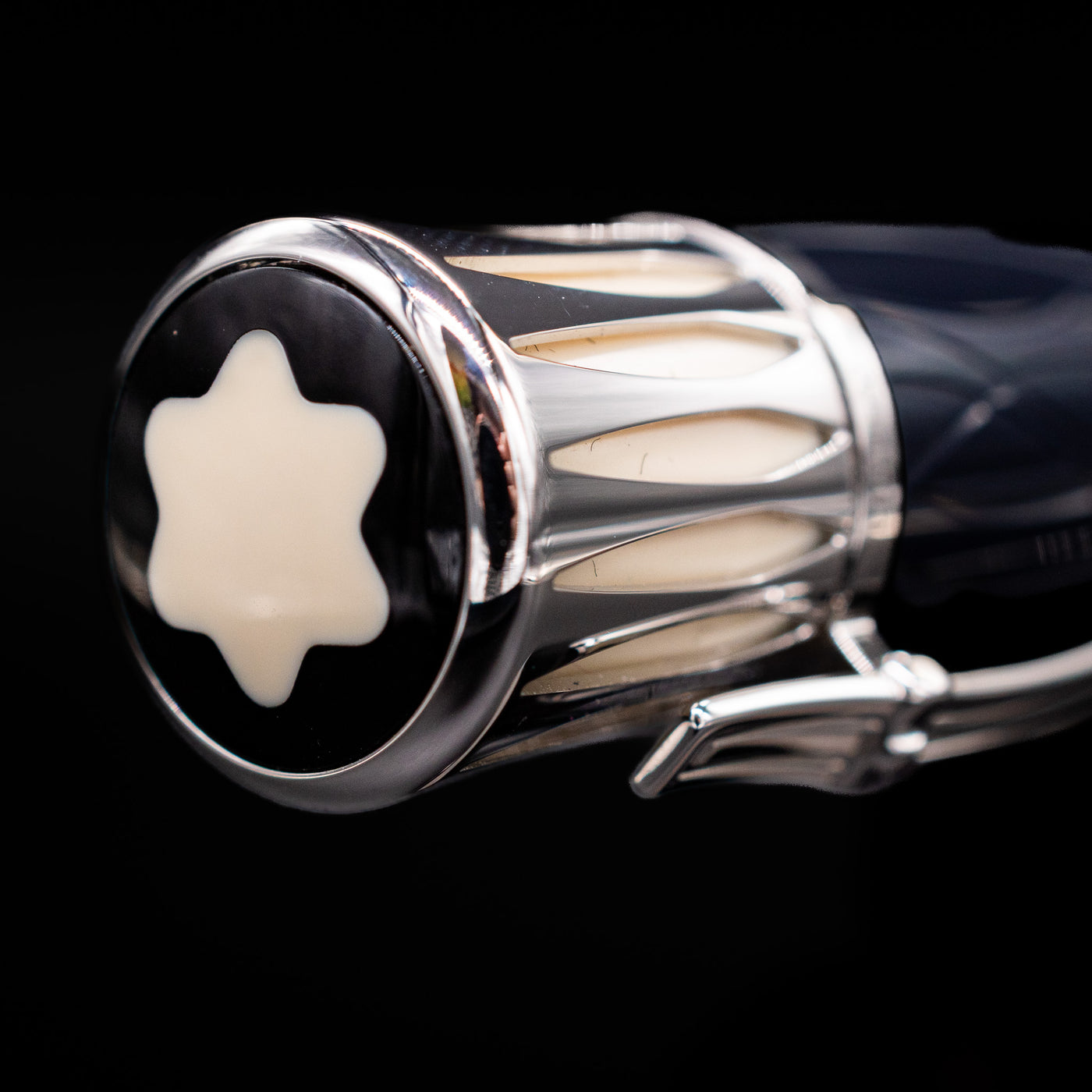 Zoomed-in view of the top of the cap with the finial on the Montblanc Writer's Edition Mark Twain Ballpoint Pen - Preowned.