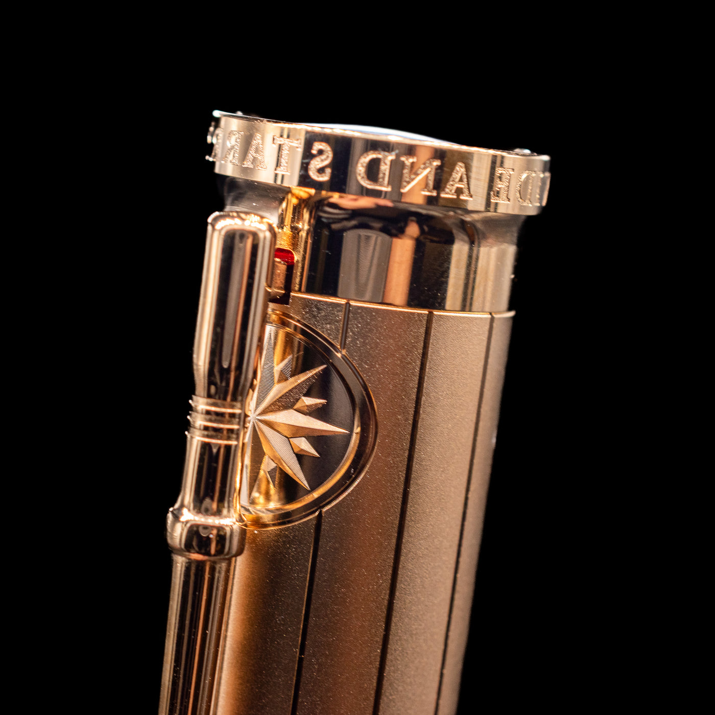 A close-up shot of the top of the cap on the Montblanc Writer's Edition Robert Louis Stevenson Limited Edition 1833 Rollerball Pen - Preowned.