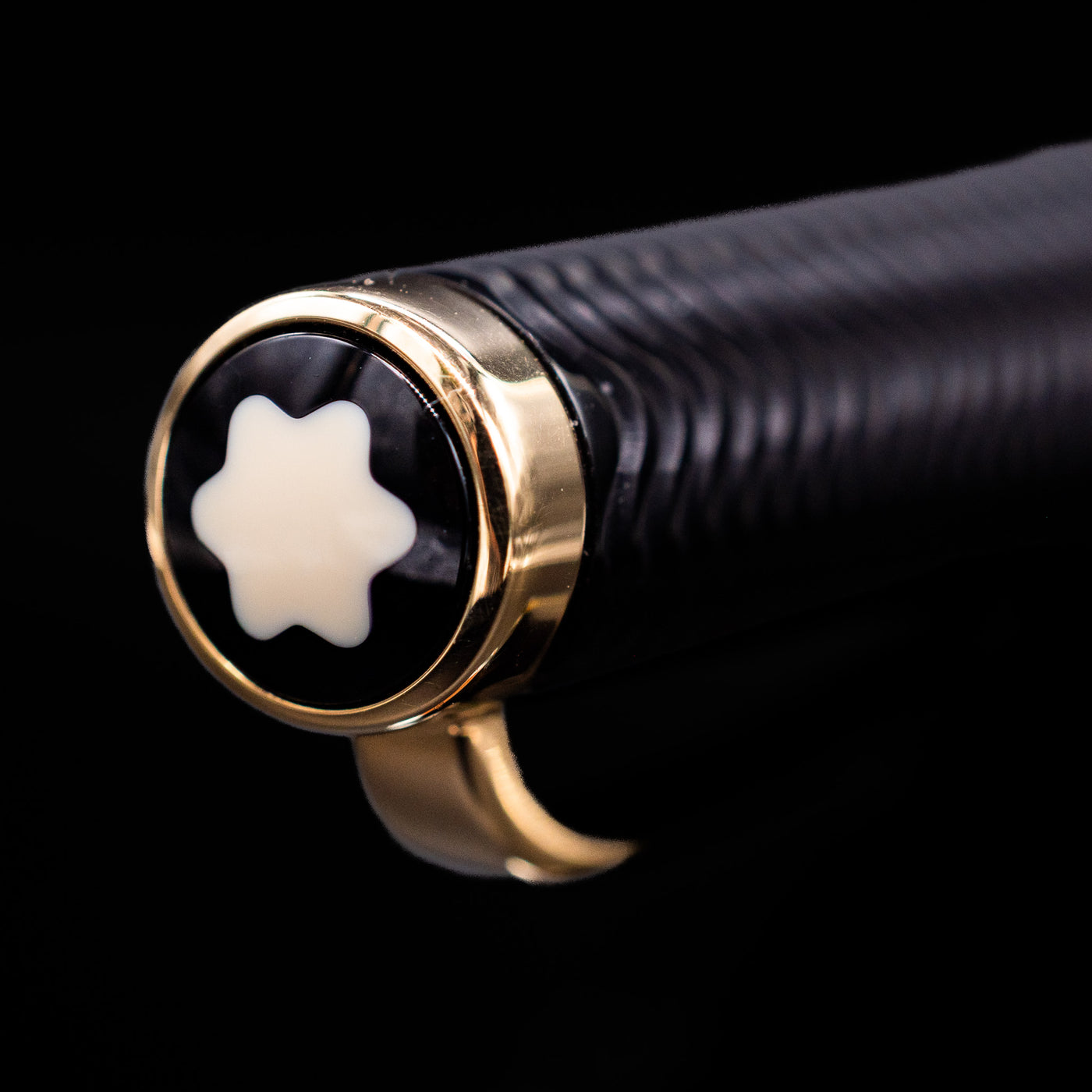 A zoomed-in view of the top of the cap and the snowcap on the Montblanc Writer's Edition Virginia Woolf Ballpoint Pen - Preowned.