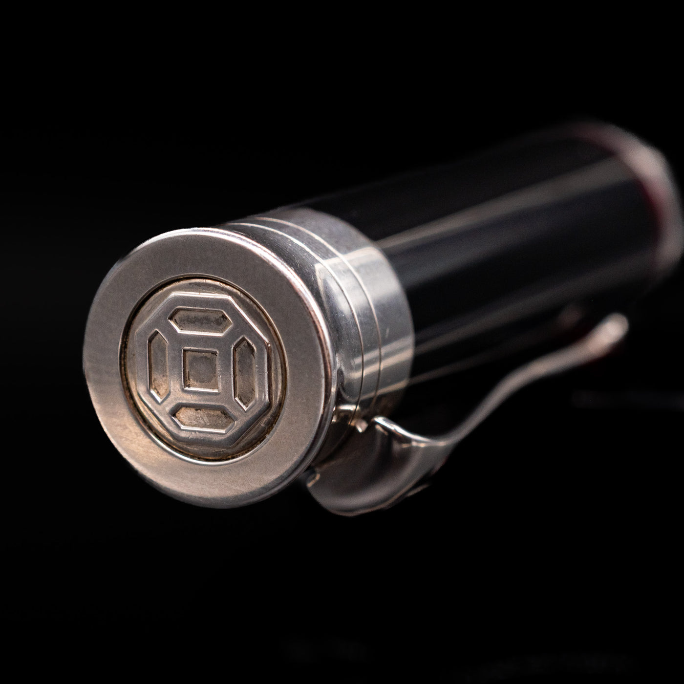 Zoomed-in view of the top of the cap with the finial on the Montegrappa Desiderio Black Fountain Pen - Preowned.