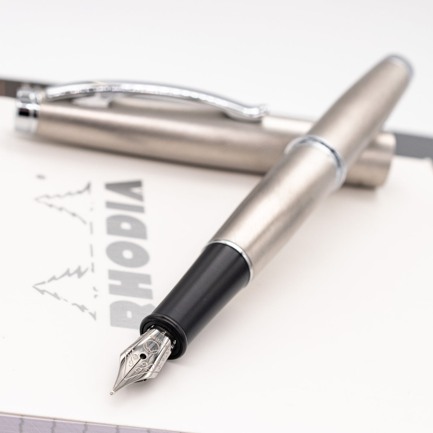Monteverde Dakota Fountain Pen - Silver uncapped
