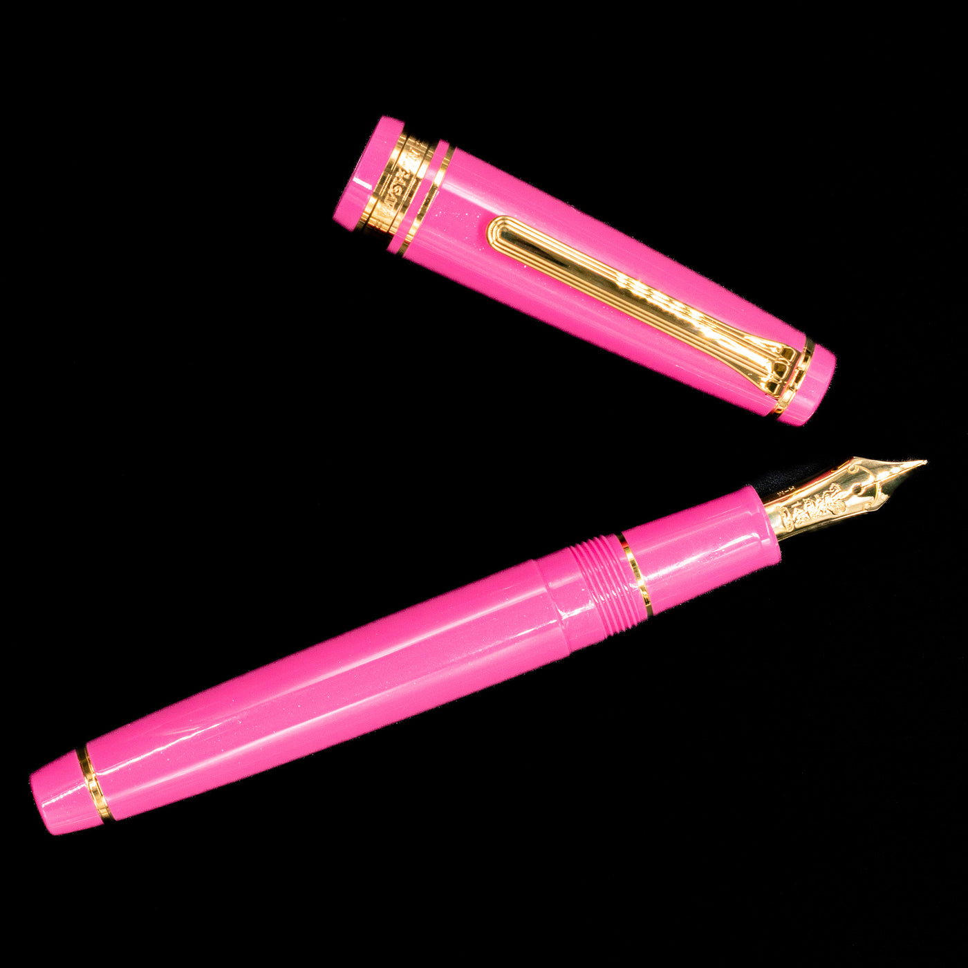 An overhead view of the Nagasawa Original Fountain Pen - Suma-Rikyu Rose uncapped.