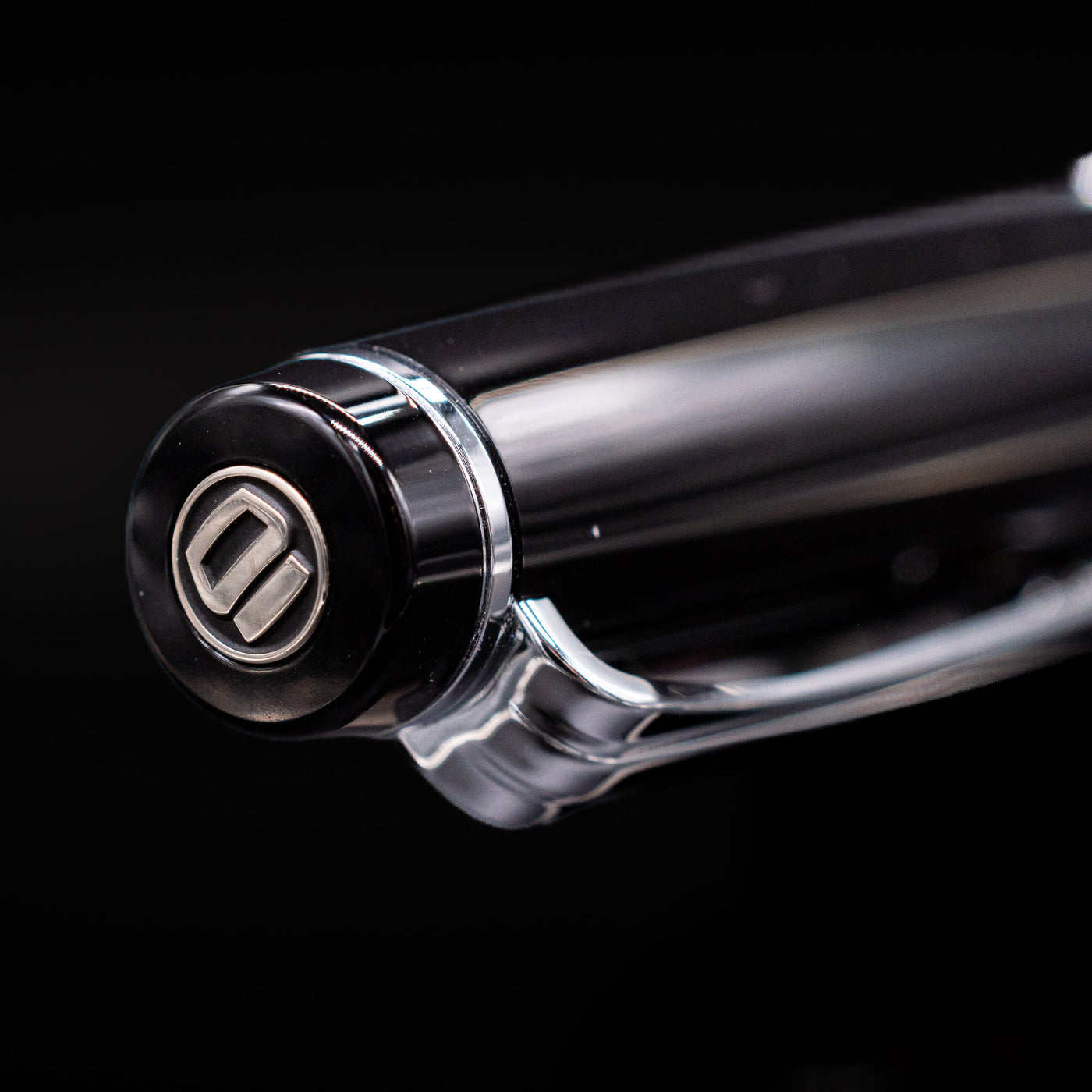  Zoomed-in view of the top of the cap with the finial on the Nagasawa Original Limited Edition Fountain Pen - Engrave Kou.