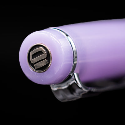  Zoomed-in view of the top of the cap with the finial on the Nagasawa Original Standard Onomatopoeia Fountain Pen - Yura Yura.