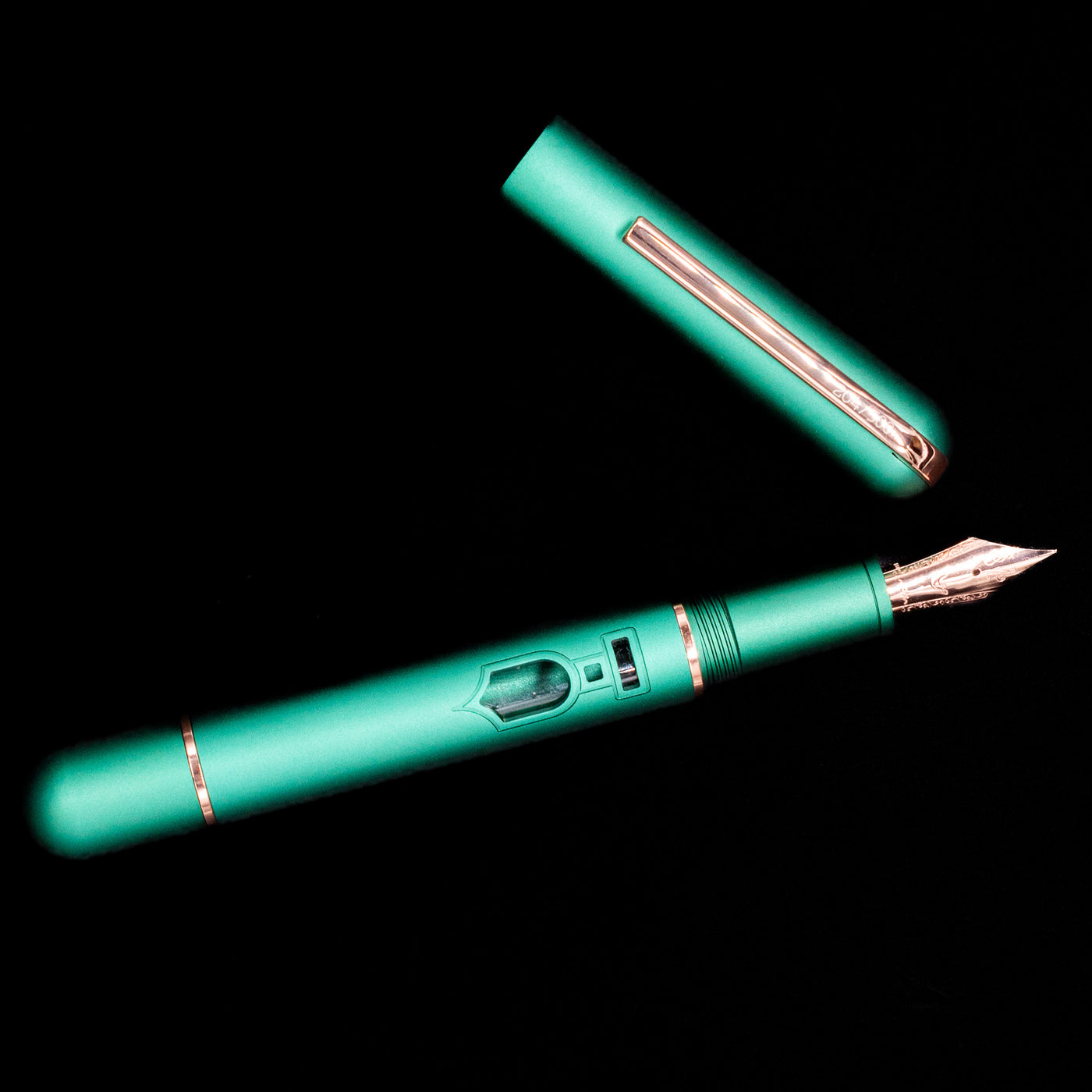 An overhead view of the Nahvalur Nautilus Limited Edition Fountain Pen Day 2025 - Emerald uncapped.