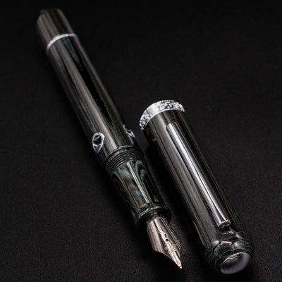 Nahvalur Nautilus Leviathan cap close-up – chrome clip and finial detail on deep umber ebonite cap