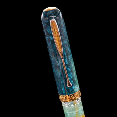 A close up view of the fun paddle clip on the Nahvalur Voyage Fountain Pen - Hawaii.