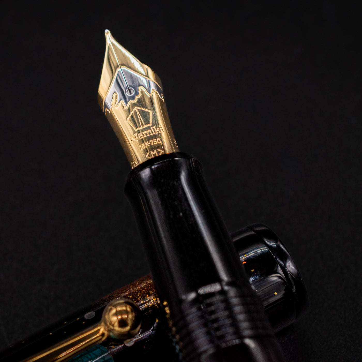 Open pen with visible 18k gold nib – Showcasing the #10 gold nib engraved with the Namiki logo, designed for smooth and elegant writing.