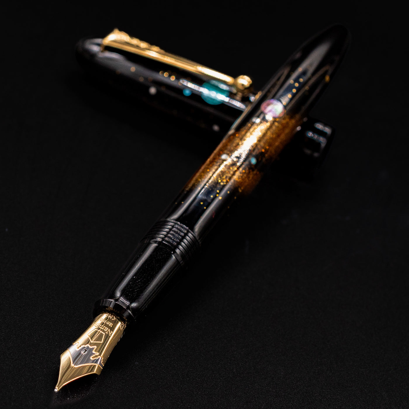 Gold dust detail across the barrel – Featuring radiant particles arranged to resemble constellations in a traditional Japanese aesthetic.