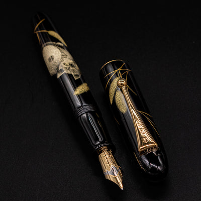 Full-body shot of uncapped pen – Showcasing the complete chinkin artwork of the cat and surrounding natural elements across the barrel.