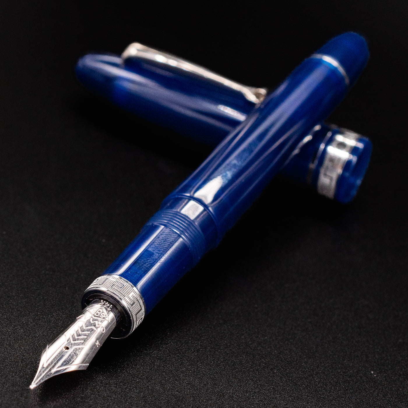 Omas Ogiva Fountain Pen - Blu Silver uncapped