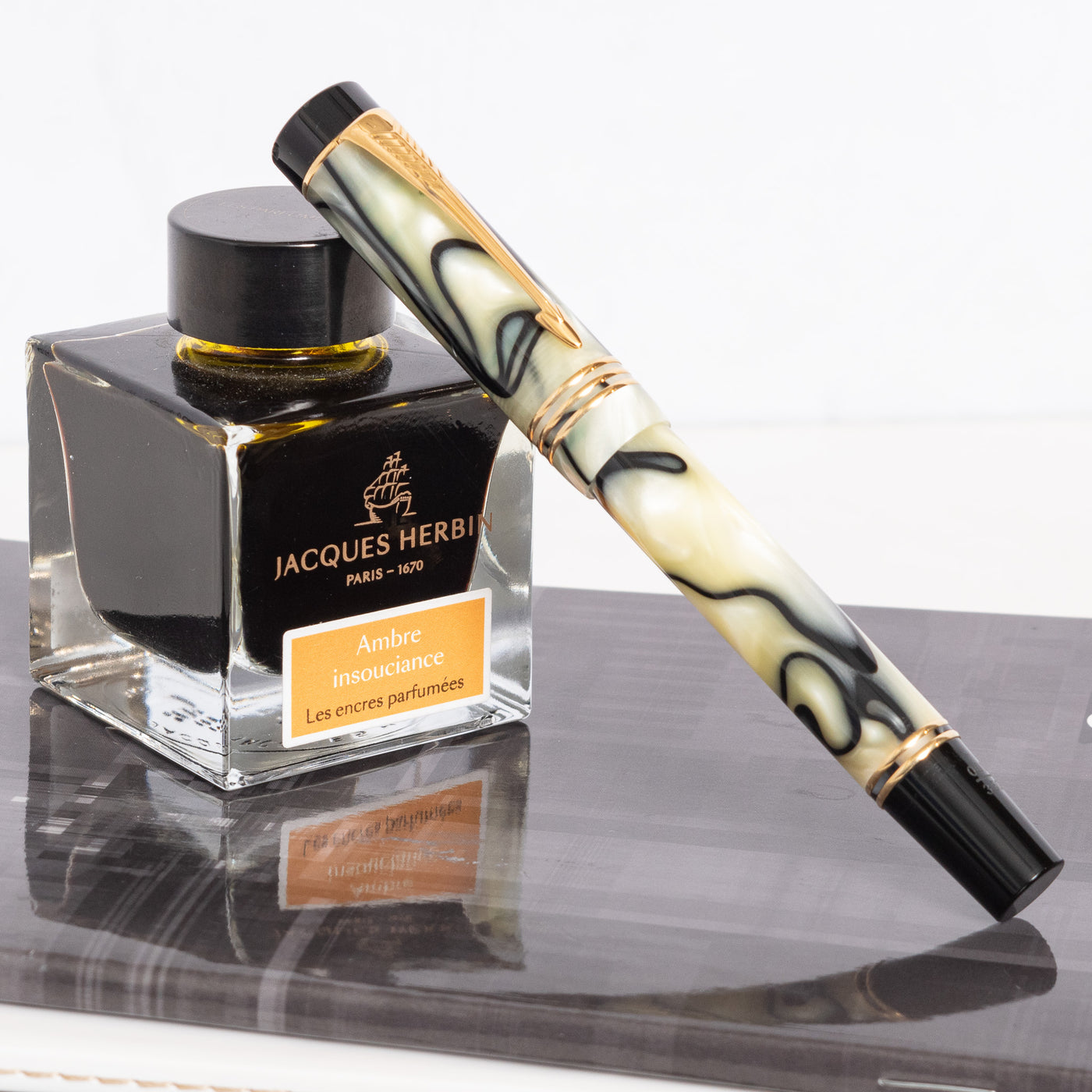 Parker Duofold Centennial Norman Rockwell Fountain Pen White Pearl