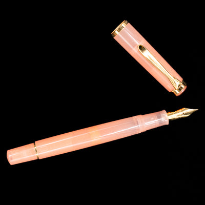 An overhead view of the Pelikan Classic M200 Fountain Pen - Apricot Achat uncapped.