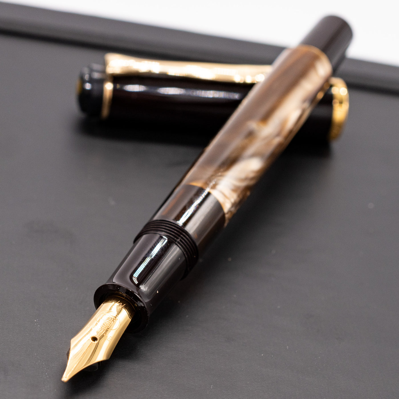 Pelikan Classic M200 Fountain Pen - Brown Marble uncapped