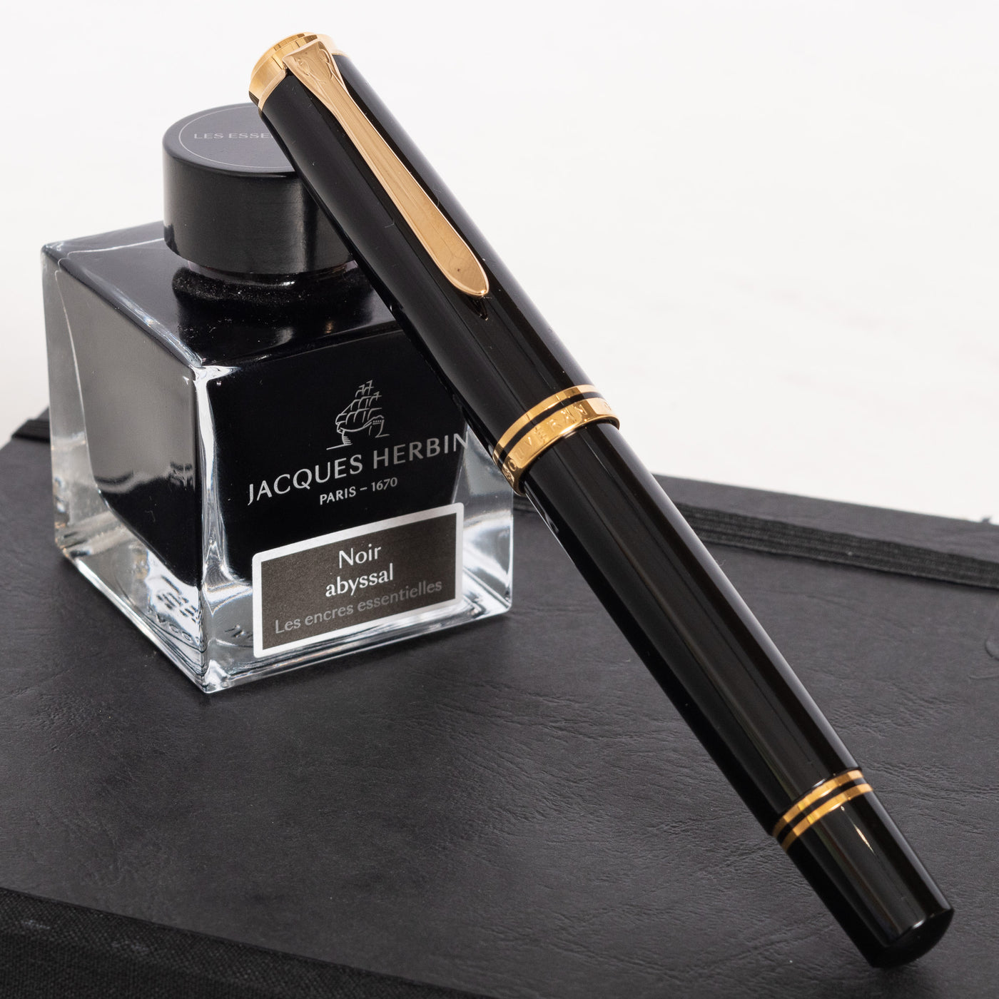 Pelikan Souveran M1000 Black Fountain Pen capped