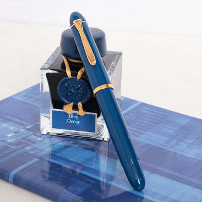 Pelikan M120 Iconic Blue Fountain Pen capped