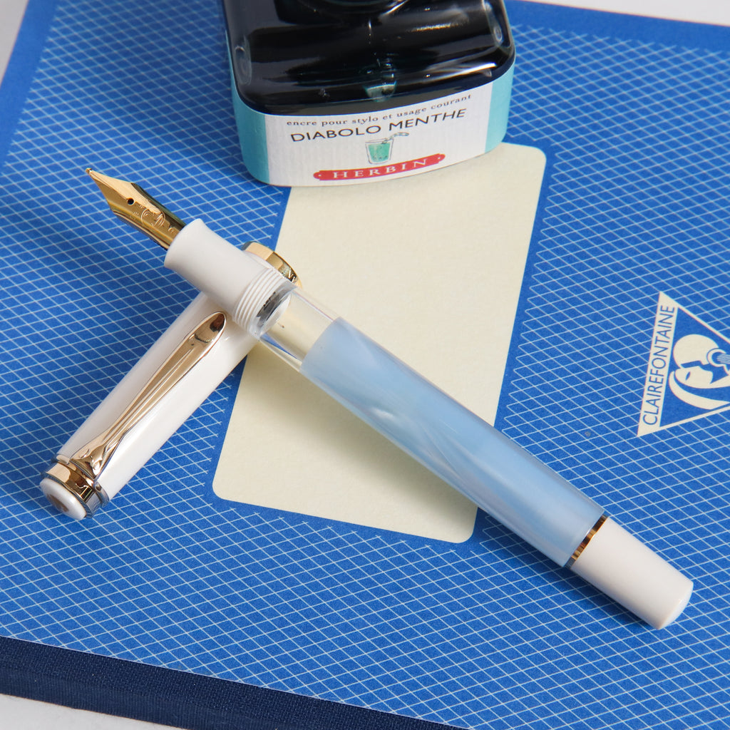 Pluma Estilográfica Pelikan M200 Pastel Blue - Plumín Fino, Acabado Nacarado, Pistón, Hecha En Alemania