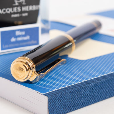 Pelikan Souveran M800 Black & Blue Fountain Pen cap top