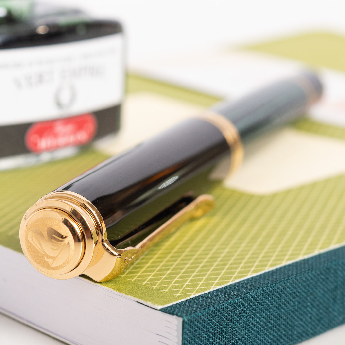 Pelikan Souveran M800 Black & Green Fountain Pen cap top