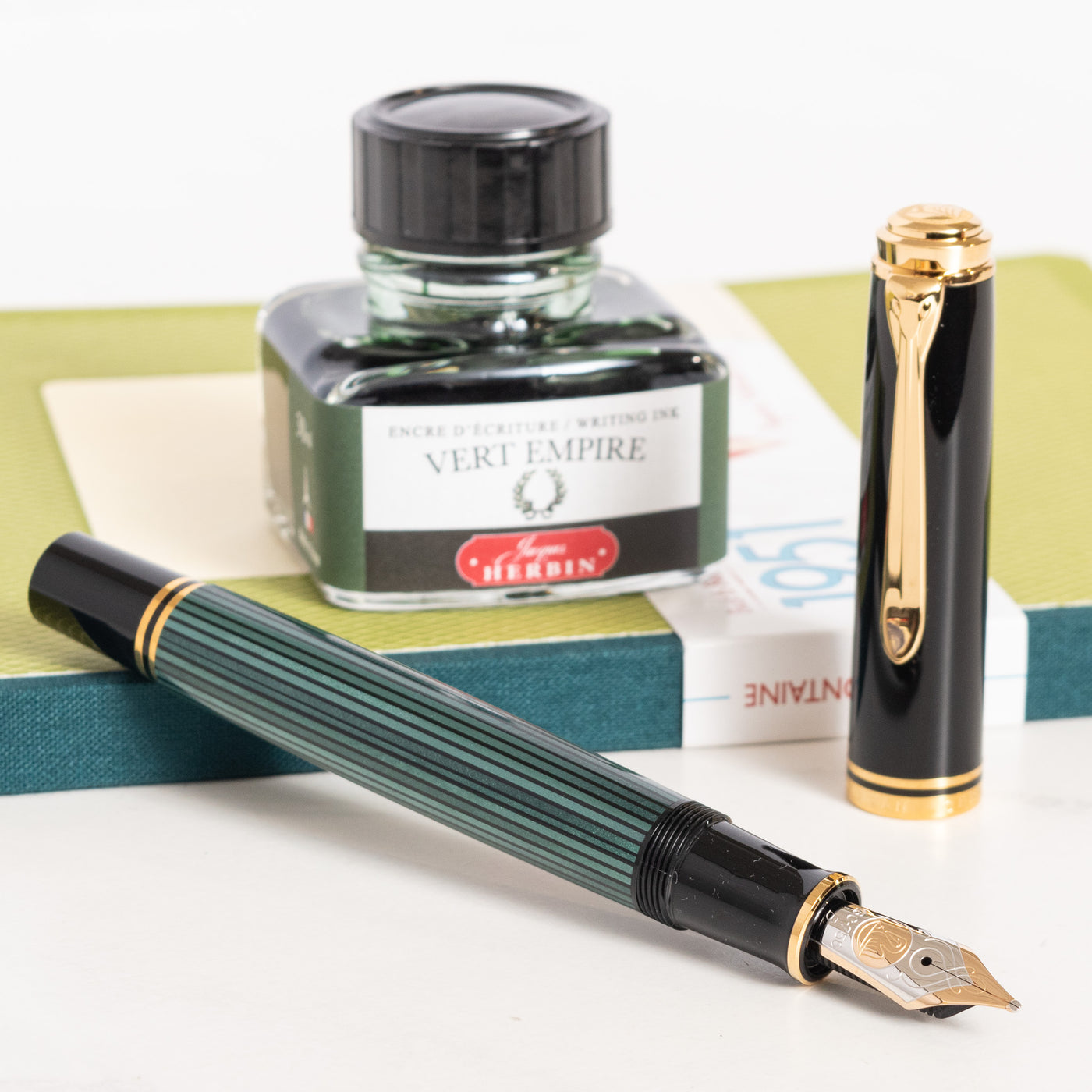 Pelikan Souveran M800 Black & Green Fountain Pen uncapped