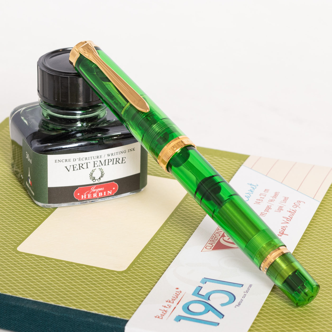 Pelikan Souveran M800 Green Demonstrator Fountain Pen capped