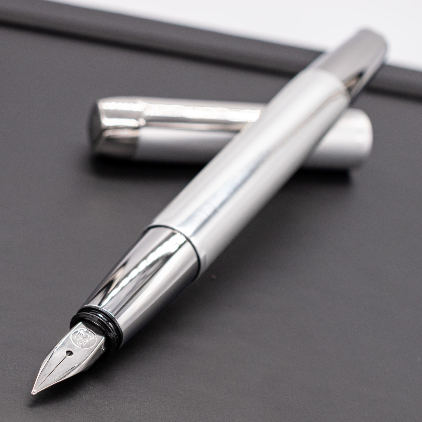 Pelikan Pura P40 Fountain Pen - Silver uncapped