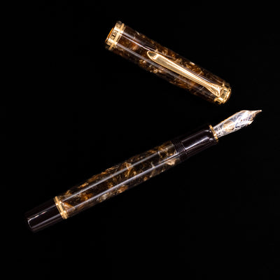 Overhead view of the Pelikan Souverän M1000 Renaissance Brown fountain pen, highlighting the balanced proportions, marbled brown barrel, and gold-plated clip.