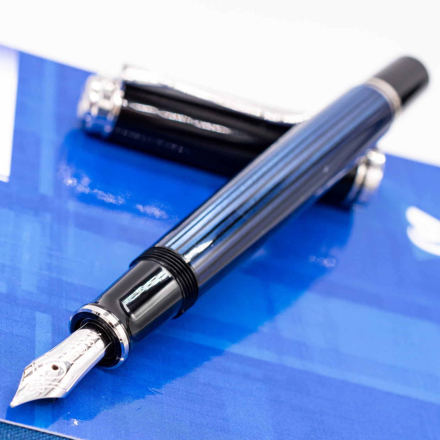 Pelikan Souveran M405 Fountain Pen - Blue uncapped