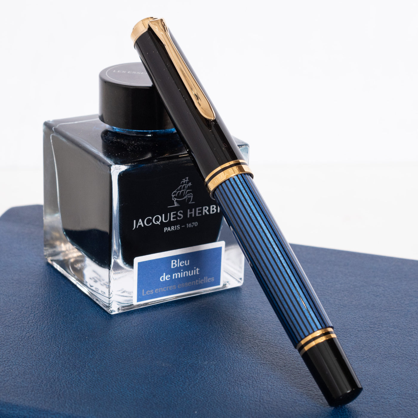 Pelikan Souveran M600 Black & Blue Fountain Pen Capped