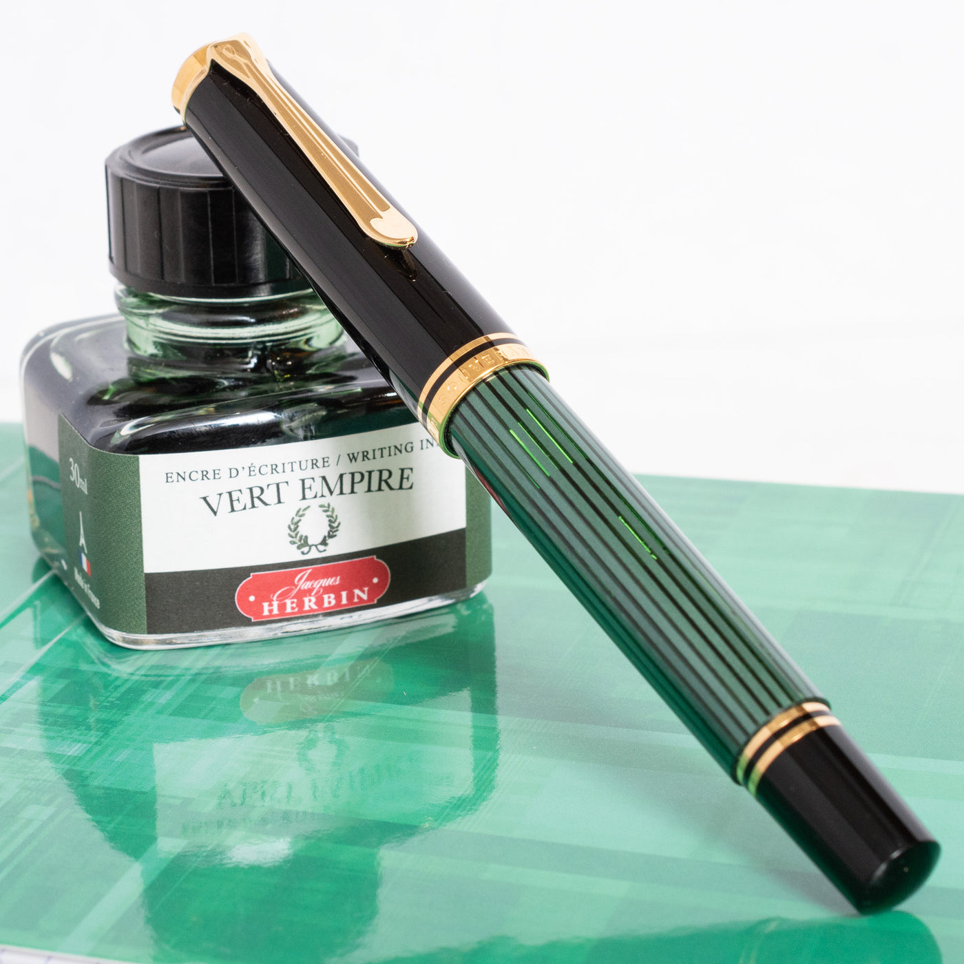 Pelikan Souveran M600 Black & Green Fountain Pen Capped