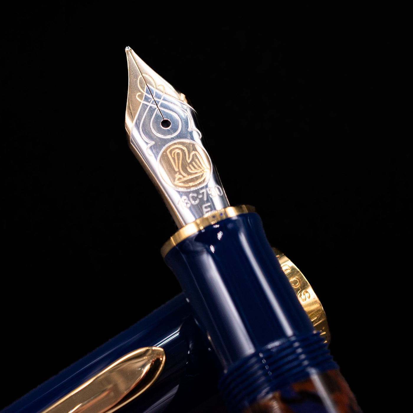 Close-up of the bi-color 18k gold nib on the preowned Pelikan Souverän M800 Stone Garden fountain pen, showing intricate engravings and precise detailing.