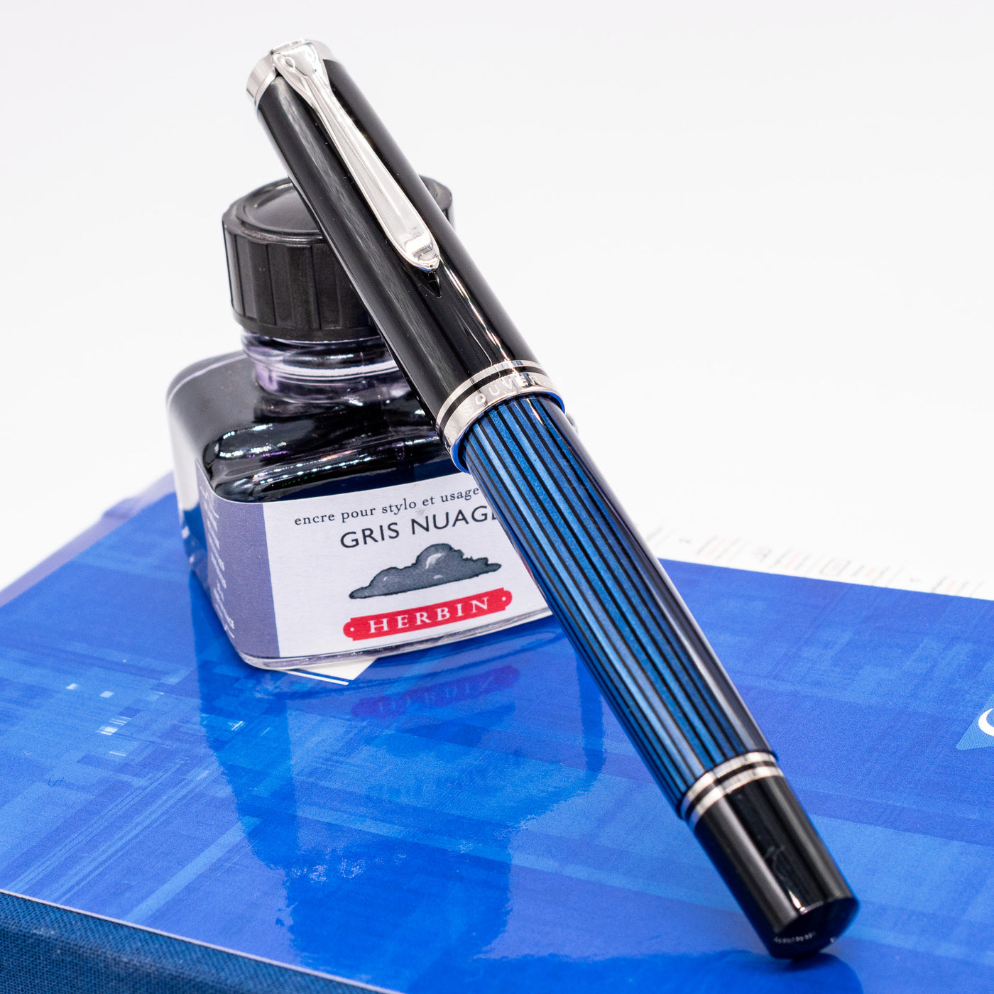 Pelikan Souveran M805 Fountain Pen - Blue Stripe capped