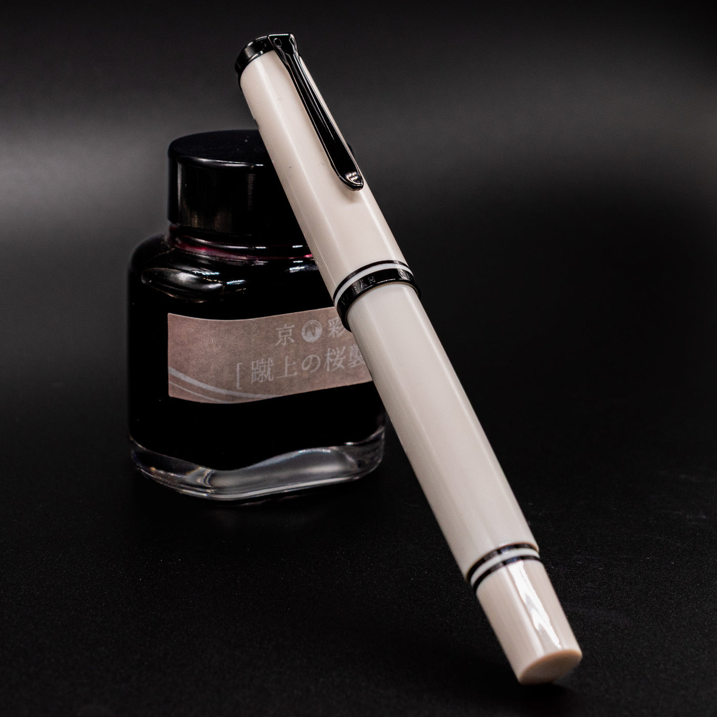 Pelikan Souveran M670 Fountain Pen - Warm Grey capped