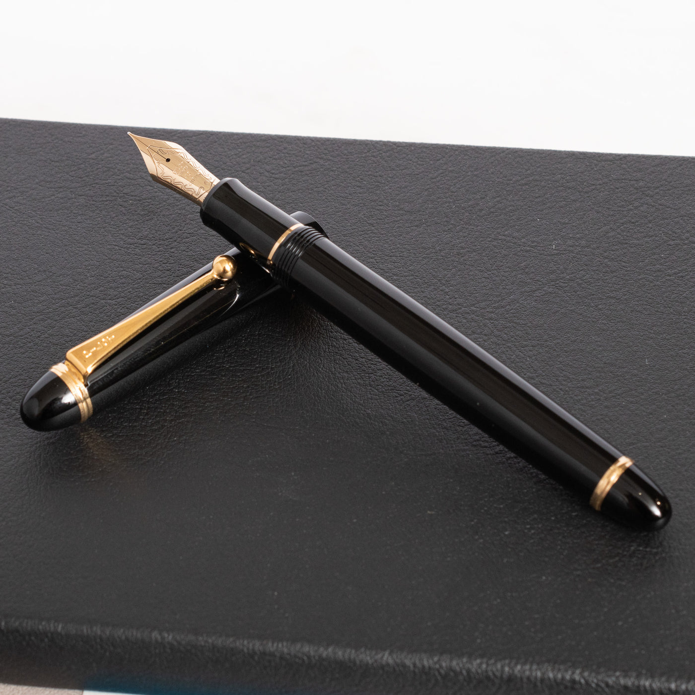 Pilot Customer 743 Black & Gold Fountain Pen NOS