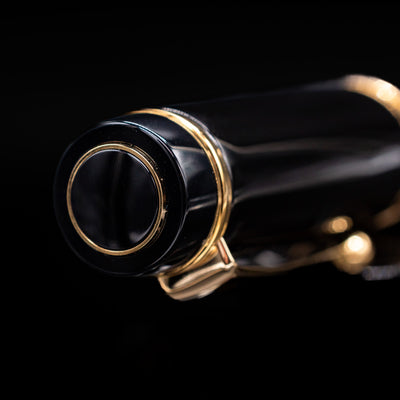 Zoomed-in view of the top of the cap with the finial on the Pilot Custom Urushi Fountain Pen - Black.