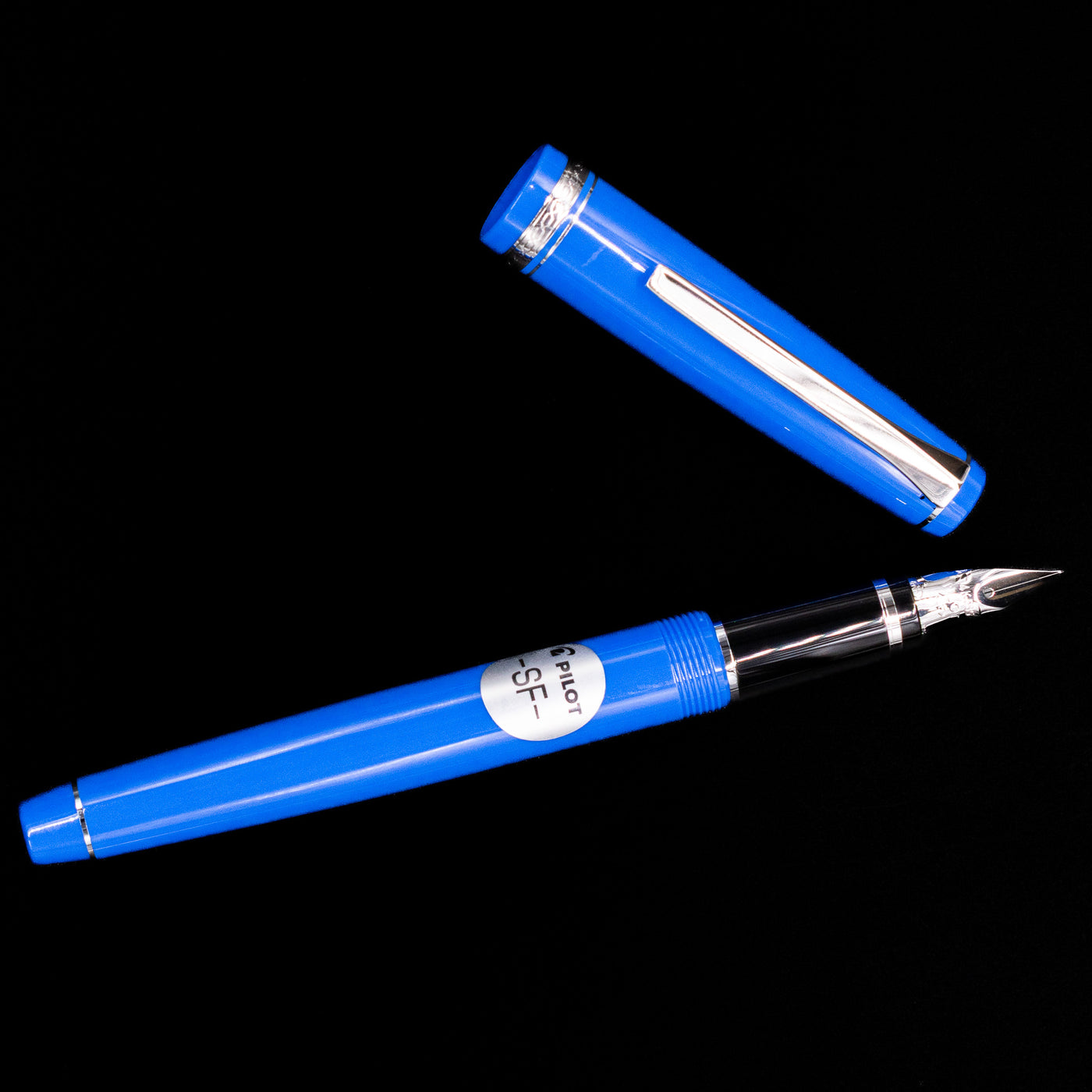 An overhead view of the Pilot Falcon Fountain Pen - Blue uncapped.